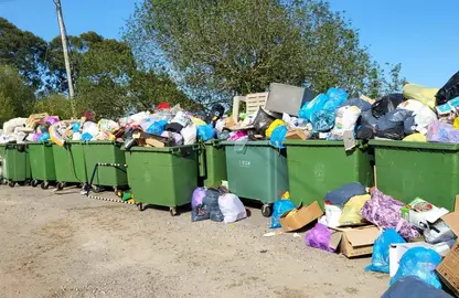 Contenedores llenos de basura en Bareyo.