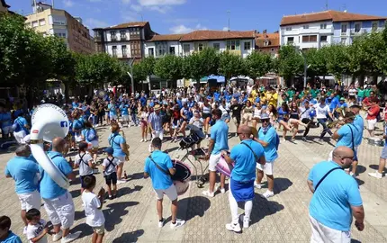 Santoña celebró el Día del Ruido con la participación de cinco charangas. R.A.