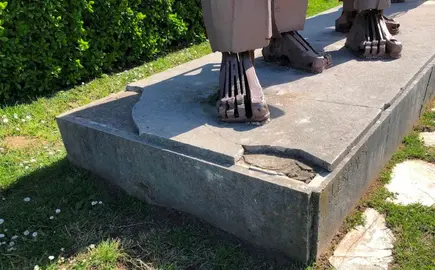 Escultura con desperfectos en Laredo.