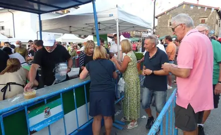 Los asistentes a la fiesta pudieron degustar del marmite cocinado en el concurso. R.A.