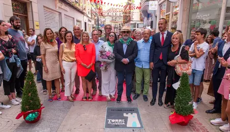Antonio Resines junto a las autoridades políticas y la placa en Torrelavega.