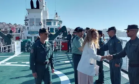 La delegada del Gobierno, Ainoa Quiñones, visitó el buque en Santander.