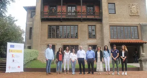 Autoridades políticas en la firma del Plan de Sostenibilidad Turística de Noja.