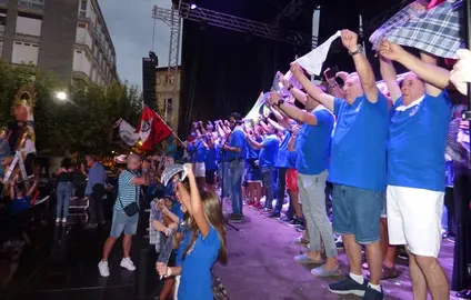 La Peña Juan de la Cosa sobre el escenario en el momento del pregón de las fiestas de Santoña. R.A.