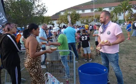 Las peñas repartieron el marmite a los numerosos vecinos y visitantes. R.A.