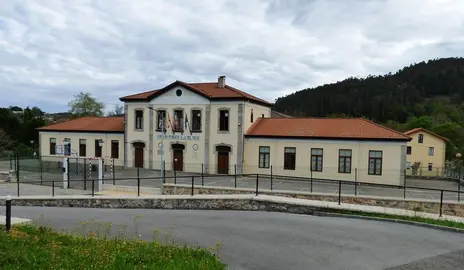 Colegio público en Riotuerto. R.A.