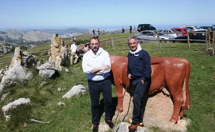 Los presidentes regionales de Cantabria y Asturias en Los Machucos.