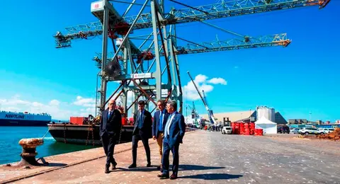 Las autoridades políticas visitan las grúas.