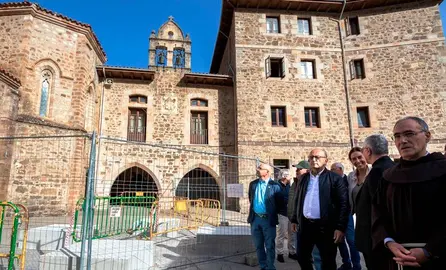 Visita de las autoridades políticas y religiosas a las obras del Monsterio de Santo Toribio.