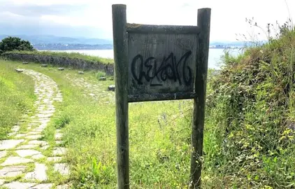 Señales de las rutas con encanto en Laredo.