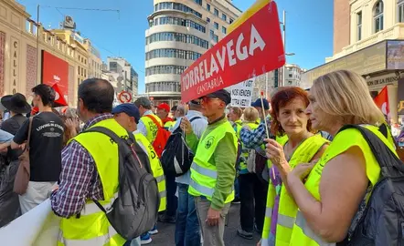 Vecinos de Torrelavega en la protesta en la capital de España.