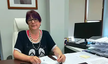 La alcaldesa de Guriezo, Mar&iacute;a Rivero, en su despacho en la Casa Consistorial. R.A.