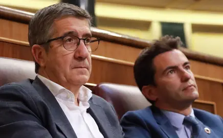 Patxi López, a la izquierda, y Pedro Casares.