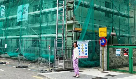 La portavoz del PP en Torrelavega, Marta Fernández, junto a las obras del Centro Cívico de Sierrapando.