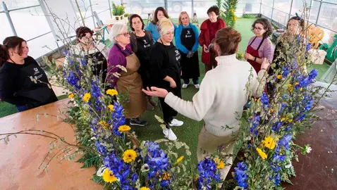 Alumnos del taller floral en Camargo.