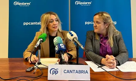 La diputada regional, Isabel Urrutia, a la derecha, y la concejala.