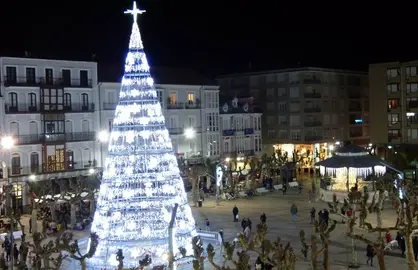 Árbol de Navidad en la Plaza de San Antonio, en Santoña. R.A.