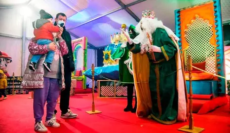 Los Reyes magos reciben a los niños en Camargo.