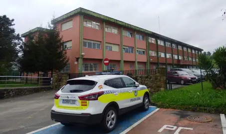 Aparcamiento en el instituto de Santa María de Cayón. R.A.
