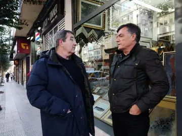 El edil de Vox en Santander dialoga con los vecinos afectados.