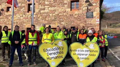Los caminantes en el Consistorio de Pesquera.