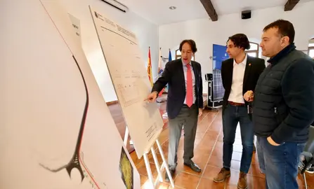 El consejero de Obras Públicas con los alcaldes de Marina de Cudeyo y El Astillero.