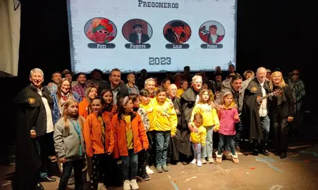 Autoridades políticas, pregoneros y acompañantes en el pregón del Carnaval de Santoña 2023. nyka Goicoechea