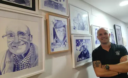 Pedro Herbella  con algunos de sus retratos.