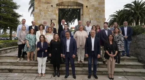 El alcalde de Camargo, Diego Movellán, con la presidenta regional.