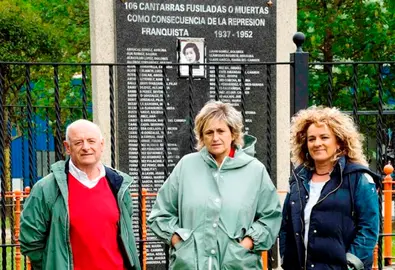 Las autoridades políticas junto al monumento en Camargo.