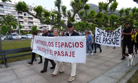 La cabeza de la manifestación con las pancartas. R.A.