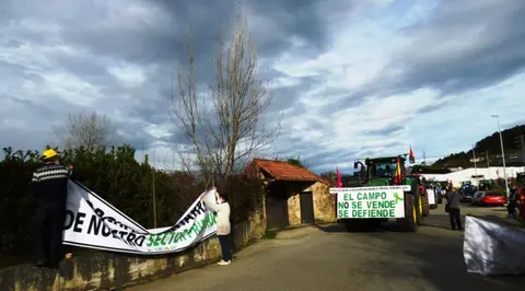 Concentración de los ganaderos en la empresa láctea de Meruelo. R.A.