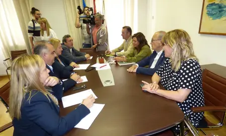 Un momento de la comisión negociadora. R.A.