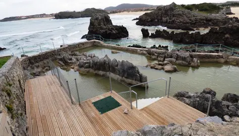 Piscinas naturales en Quejo, en Arnuero. R.A.