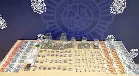 Dinero y drogas incautadas por la Polic&iacute;a Nacional.