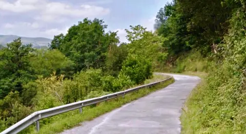 Carretera de acceso a Pisueña, en Selaya.