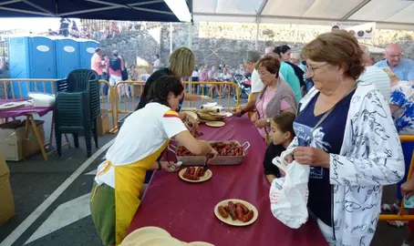 Reparto del chorizo en San Mamés, en Meruelo. R.A.