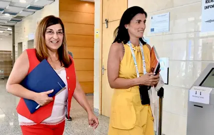 Reunión entre la presidenta regional y la alcalde de Santander.