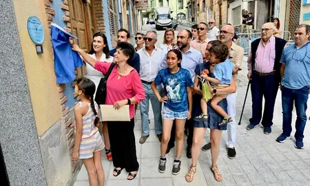 Colocación de la placa a Enrique Fernández.