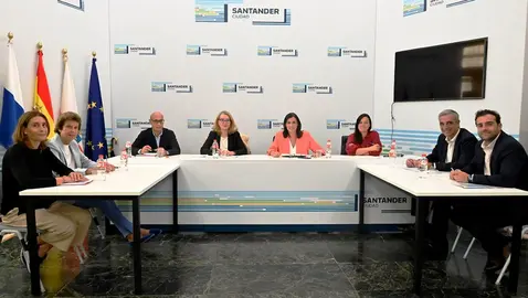 Reunión para tratar asuntos culturales y turísticos referentes a Santander.
