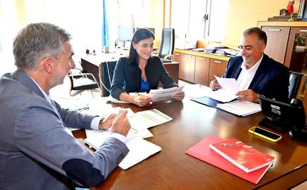 Reunión del consejero de Fomento y la alcaldesa de Santander.