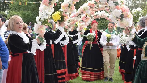 Ofrenda floral a la Virgen de Valencia, en Piélagos.