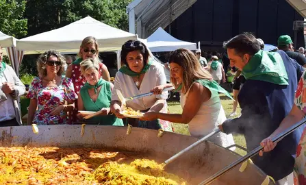 Reparto de paella en la Virgen de Valencia, en Piélagos.