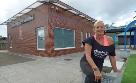 La profesora Gema Subirana en el exterior del Centro Cultural de Argoños. R.A.