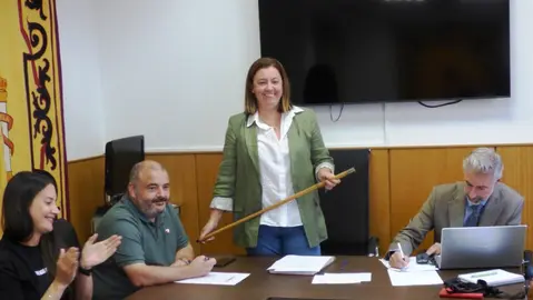 La alcaldesa Amaya Fern&aacute;ndez tom&oacute; posesi&oacute;n del bast&oacute;n de mando. R.A.
