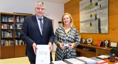 El consejero de Economía, Hacienda y Fondos Europeos, Luis Ángel Agüeros, registra el proyecto de Ley de Presupuestos Generales de Cantabria para 2024.