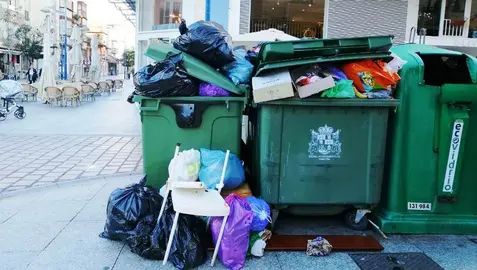 Bolsas de basura junto a los contenedores en Santoña. Nyka Goicoechea