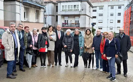 Las autoridades políticas con los vecinos en el barrio de Santander.