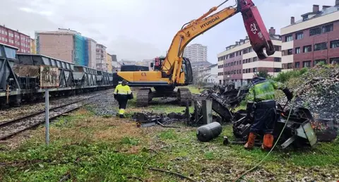 Trabajos de desguace de los vagones en Torrelavega.