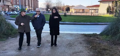 La concejala visita el sendero con los vecinos de Pe&ntilde;acastillo, en Santander.